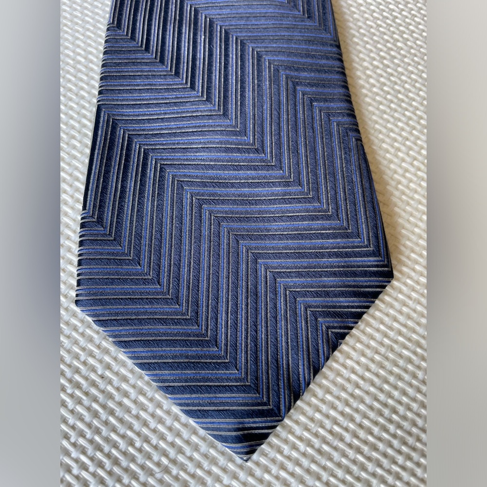 AST Men’s Necktie Hand Sewn Finest Silk USA Navy Blue Stripe Pattern